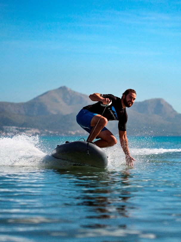 Wynajem desek jet surfingowych. Obraz deski jet surfingowej na tle morza