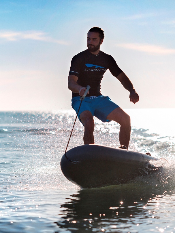 Wynajem desek jet surfingowych. Obraz deski jet surfingowej na tle morza