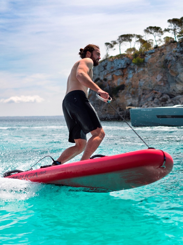 Wynajem desek jet surfingowych. Surfer na spokojnej wodzie