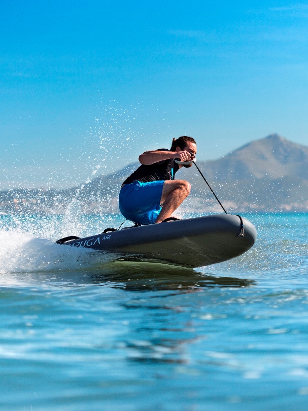 Wynajem desek jet surfingowych. Surfer na tle morze i nieba
